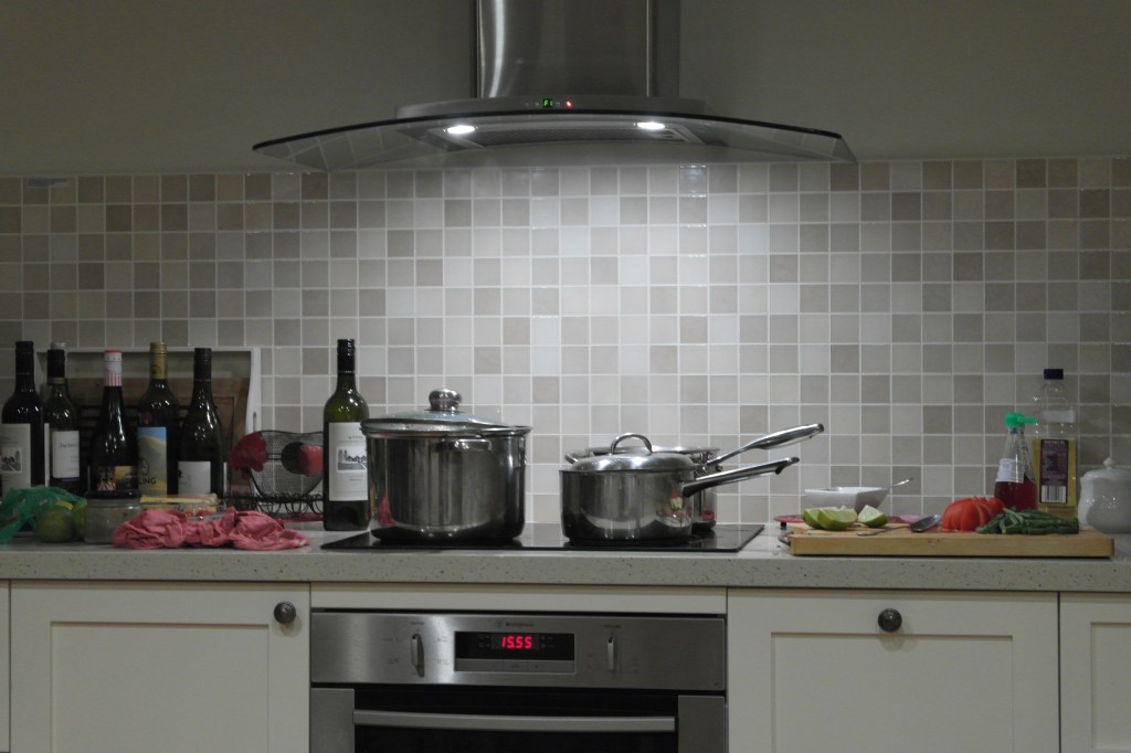 The kitchen in the cottage/house/place to be on holidays in