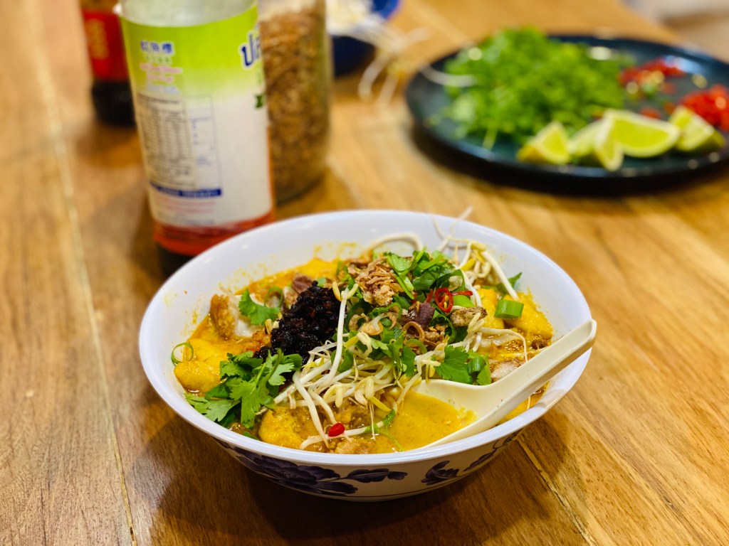 Laksa with fried chicken and tofu&nbsp;puffs