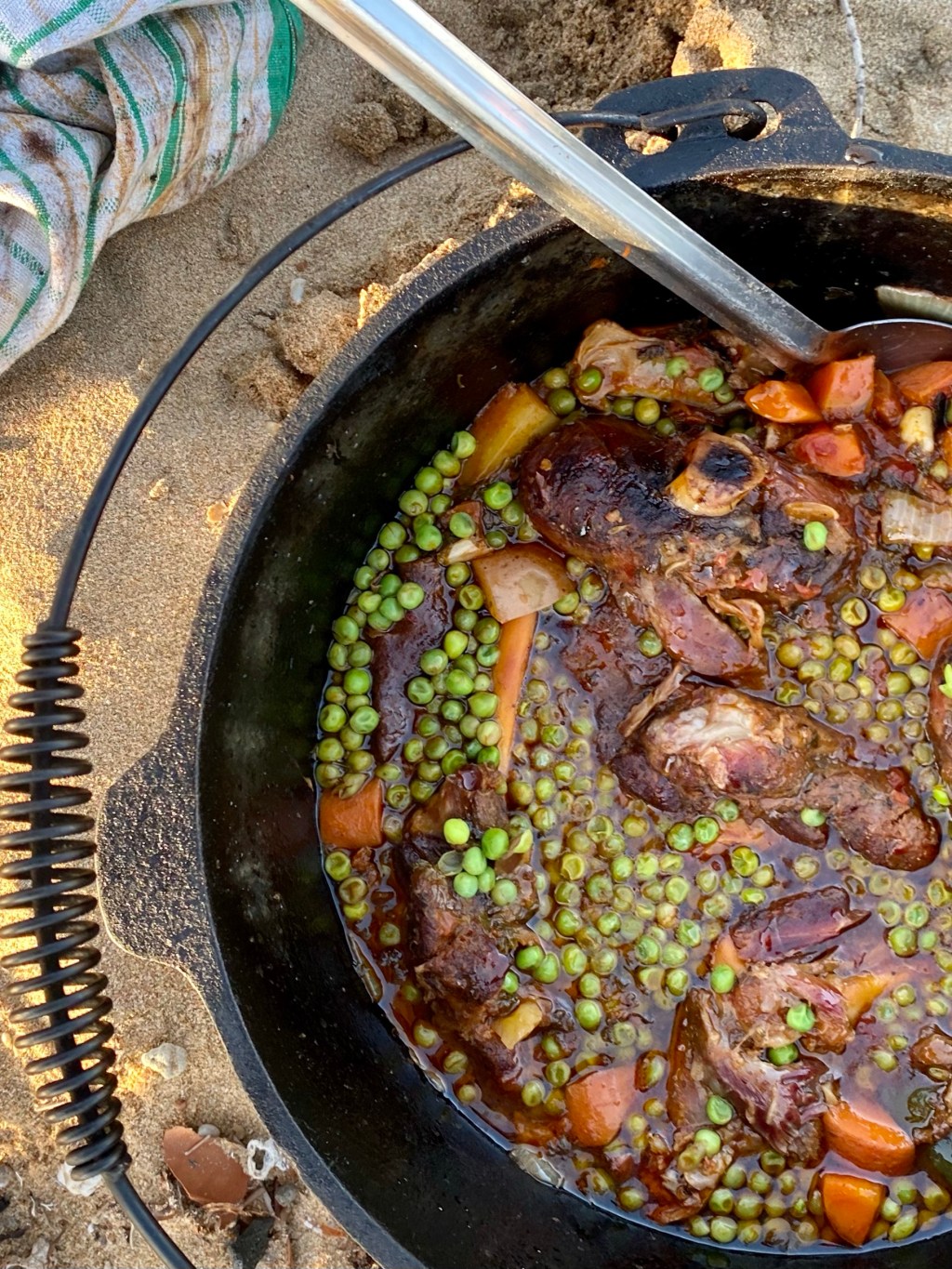Camp oven lamb shanks with&nbsp;peas